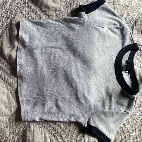 Black and gray short round neck blouse - Picture 2 of 3